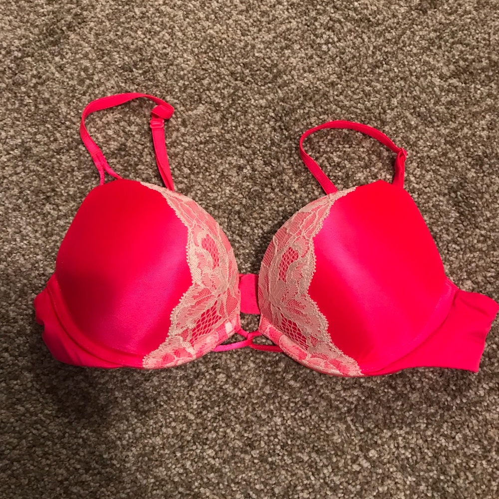 Victoria’s Secret bombshell bra